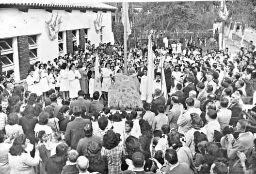 Acto inaugural de la Escuela Nº 351 «José Ignacio Thames» en Tucumán (1946), donada por José Roger Balet