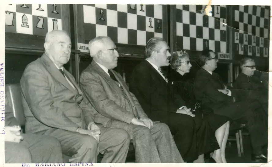 El Dr. Mariano Espina junto a José Roger Balet, fundador del Bazar Dos Mundos, solicitándole una escuela para el pueblo de Carhué