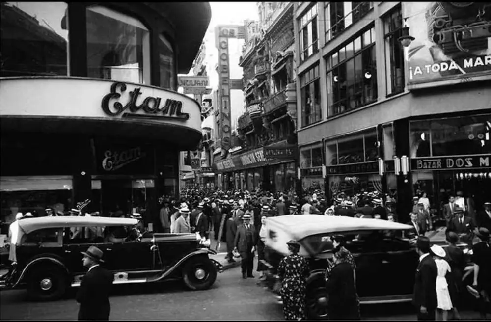 Fotografía histórica de establecimientos en Buenos Aires: tienda Etam a la izquierda y Bazar Dos Mundos a la derecha