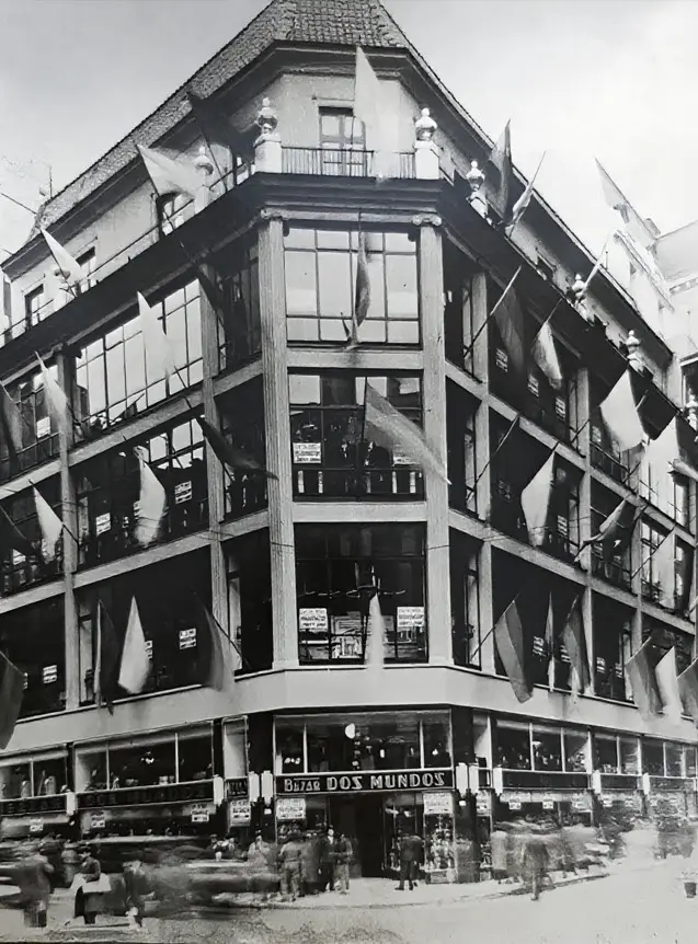Fachada histórica del edificio del Bazar Dos Mundos de José Roger Balet engalanada con banderas