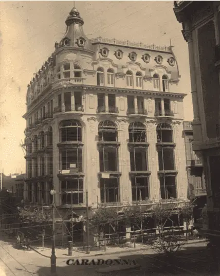 Click to enlarge historical photograph Casa Moussion under construction in 1912, later the Bazar Dos Mundos building