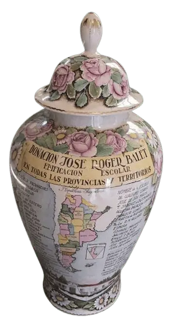 Jarrón conmemorativo entregado a José Roger Balet con el nombre de las 24 primeras escuelas donadas y el mapa de Argentina