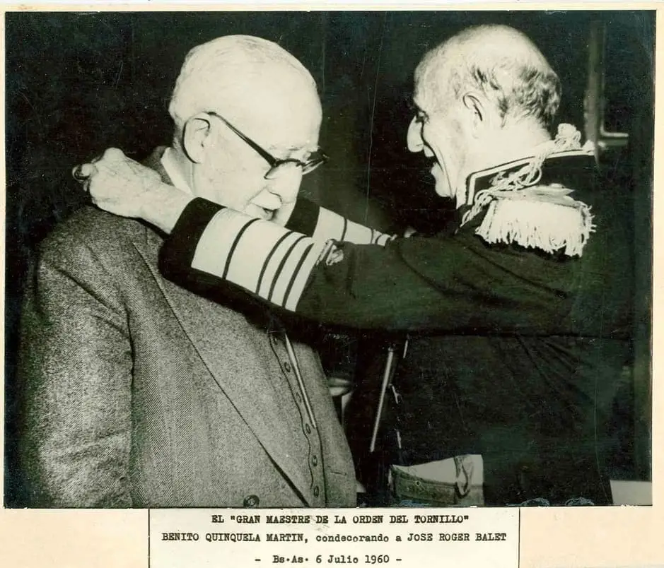 Click to enlarge historical photograph José Roger Balet and painter Benito Quinquela Martín during the presentation of the Order of the Screw (1960)
