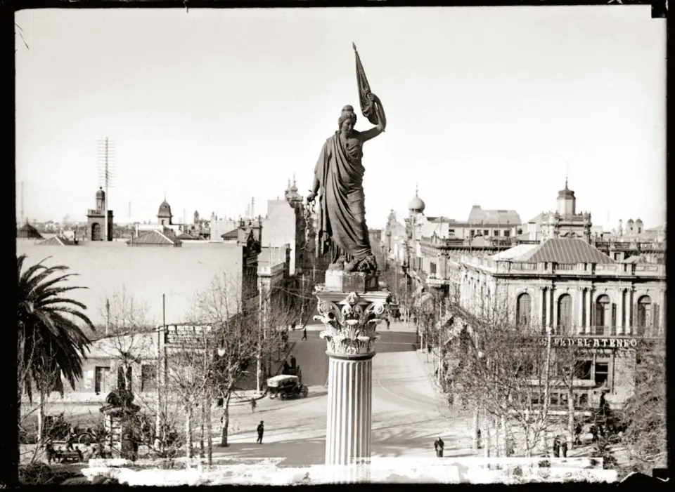 Click to enlarge historical photograph Plaza Libertad (Cagancha) in Montevideo, Uruguay